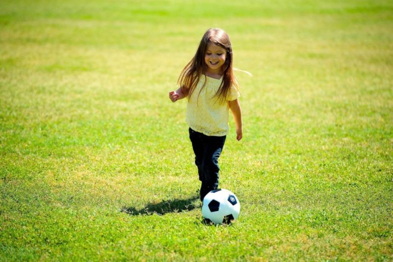少女　サッカーボール